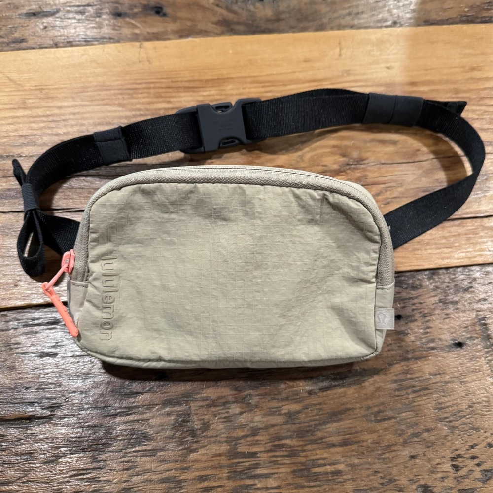 Lululemon Everywhere Belt Bag Ripstop Pink Zip Pull‎ Fanny Pack Travel Crossbody